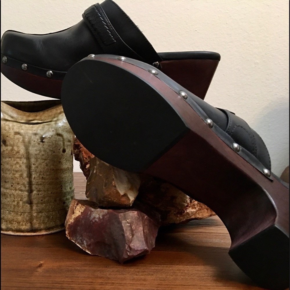 suzZato Leather and Wood Clogs